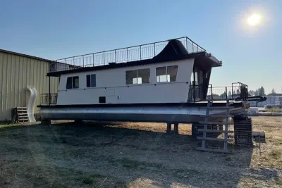1985 Three Buoys House Boat
