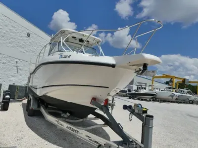 2005 Boston Whaler Conquest 255