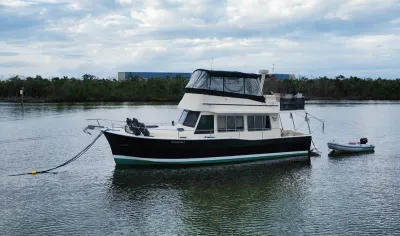 2005 Mainship 400 Trawler