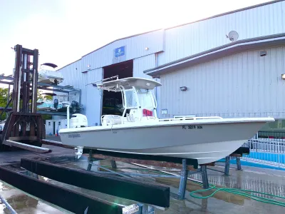 2007 Everglades 243 Center Console