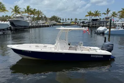 2010 Everglades 243 Center Console