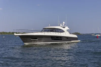2016 Riviera 5000 Sport Yacht