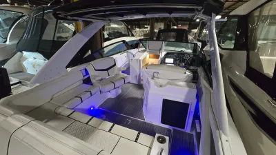 2017 Cruisers Yachts 338CX