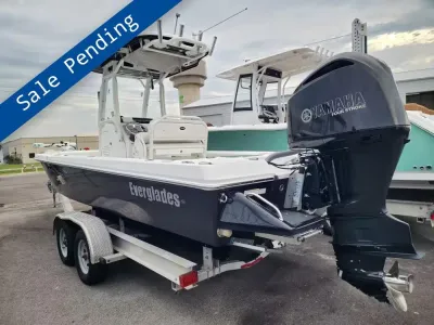 2017 Everglades 243 Center Console