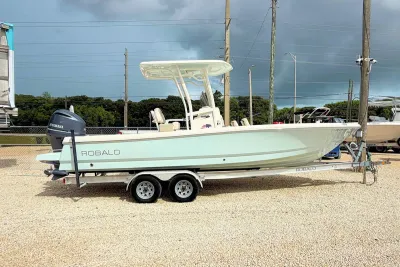 2017 Robalo 246 Cayman