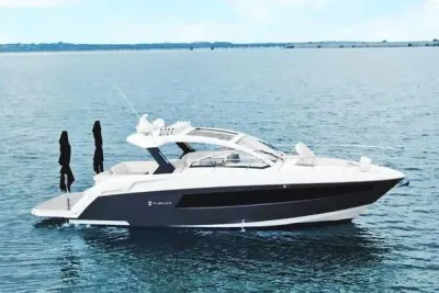 2018 Cruisers Yachts 390 Express Coupe