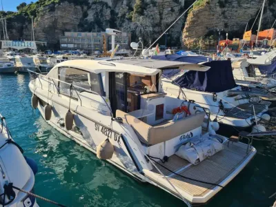2018 Sealine C330