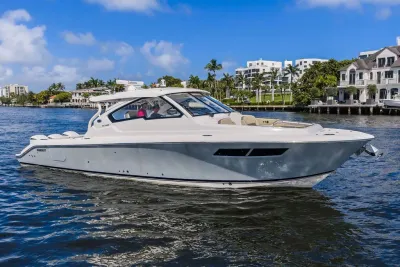 2019 Pursuit DC 365 Dual Console