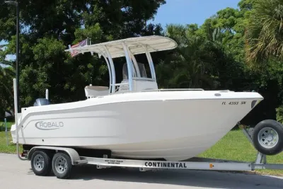 2019 Robalo R222 Center Console