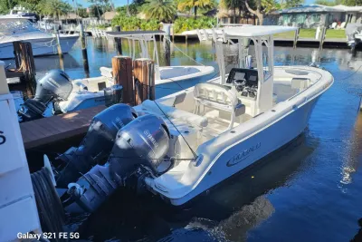 2019 Robalo R242 Center Console