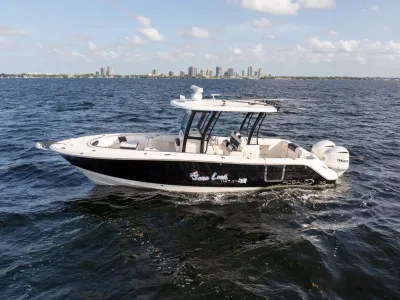 2019 Robalo R302 Center Console