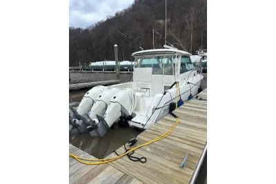 2020 Boston Whaler 345 Conquest