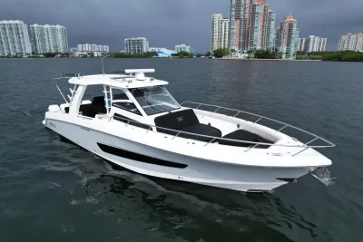 2020 Boston Whaler 420 Outrage