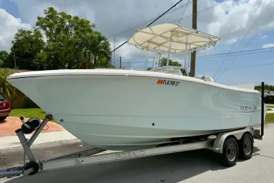 2020 Robalo R230 Center Console
