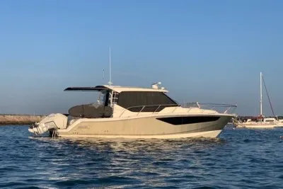 2021 Boston Whaler 405 Conquest