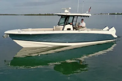 2022 Boston Whaler 330 Outrage