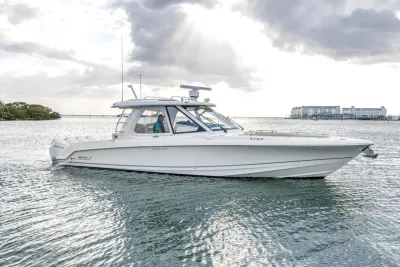 2022 Boston Whaler 380 Realm