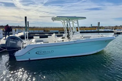 2022 Robalo R242 Explorer