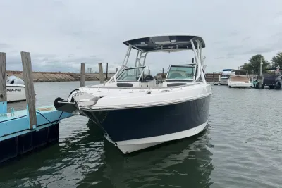 2022 Robalo R247 Dual Console