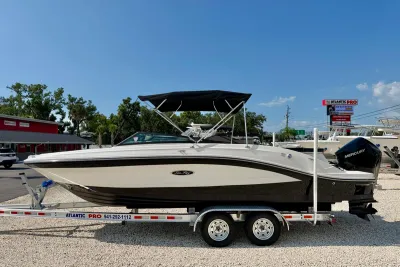 2022 Sea Ray SPX 230 Outboard