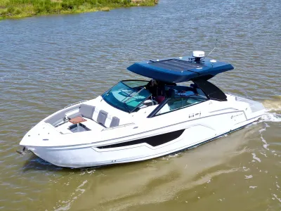 2023 Cruisers Yachts 34 GLS I/O