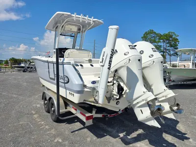 2023 Robalo R250 Center Console