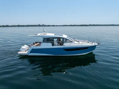 2023 Sealine C335V