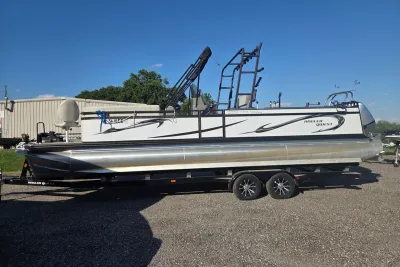 2024 Angler Qwest 8526 Pro Troll
