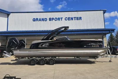 2024 Avalon Excalibur Quad Lounge Windshield - 27'