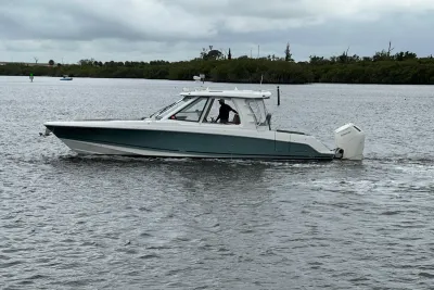 2024 Boston Whaler 380 Realm