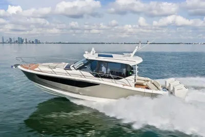 2024 Boston Whaler 405 Conquest
