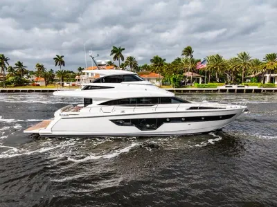 2024 Johnson 70' Skylounge Motor Yacht