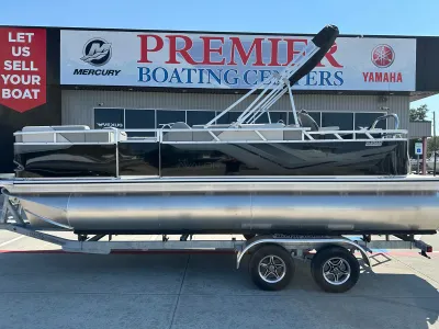 2025 Avalon Venture Rear Fish - 21'