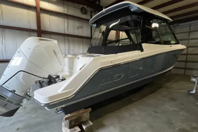 2025 Boston Whaler 330 Vantage