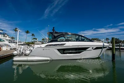2025 Cruisers Yachts 50 Cantius