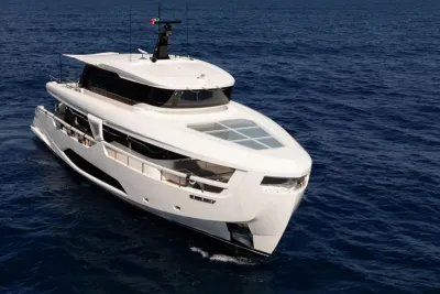 2025 Ferretti Yachts FERRETTI INFYNITO 90 – 26,52 METRI – VARO 2025