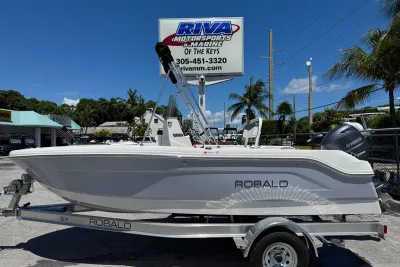 2025 Robalo R160 Center Console