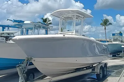 2025 Robalo R230 Center Console