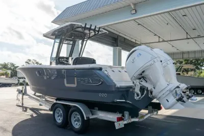 2025 Robalo R250 Center Console
