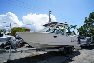 2025 Robalo R257 Dual Console