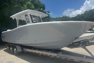 2025 Robalo R300 Center Console