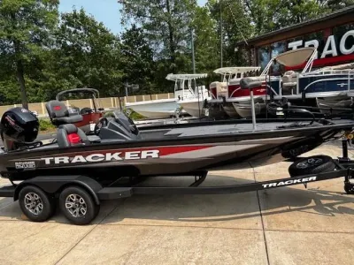 2025 Tracker Savage 215