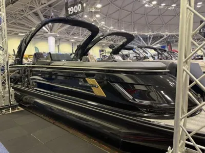 2026 Bennington QX Swingback 25 QXSBA Tritoon