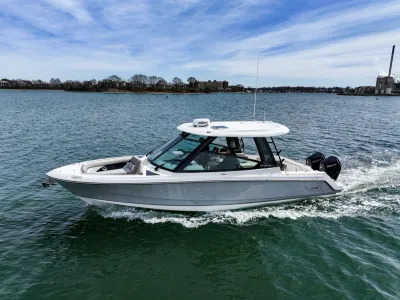 2026 Boston Whaler 330 Vantage