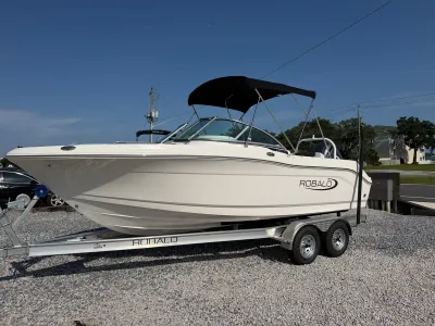 2026 Robalo 207 DC