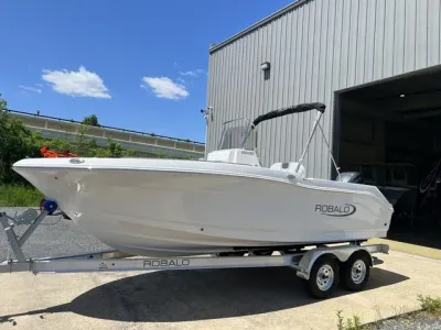 2026 Robalo CENTER CONSOLE R200