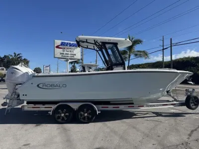 2026 Robalo R250 Center Console
