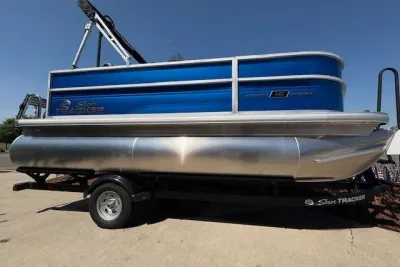 2026 Sun Tracker Party Barge 16 DLX