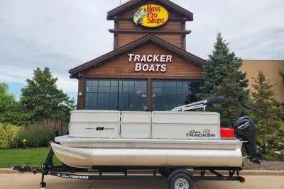 2026 Sun Tracker Party Barge 16 DLX