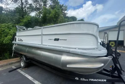 2026 Sun Tracker Party Barge 18 DLX